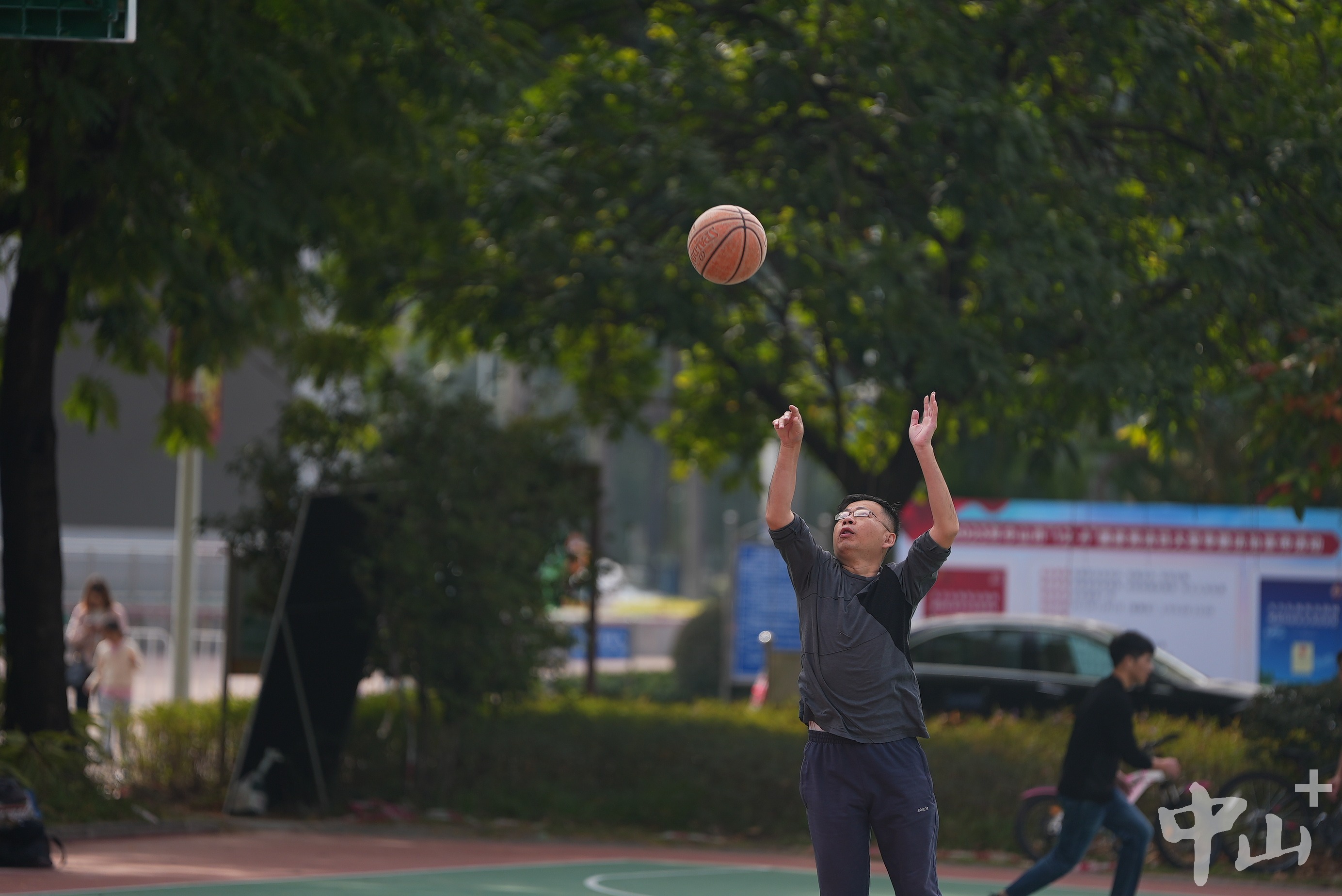 全新亮相！中山市全民健身广场二期篮球场变靓了